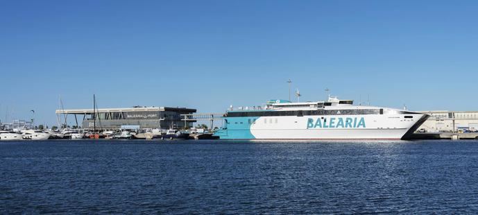 Barco de Baleària en el puerto de Denia. 