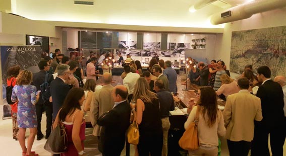 Los asistentes en la actividad de 'tapeo' de Zaragoza.