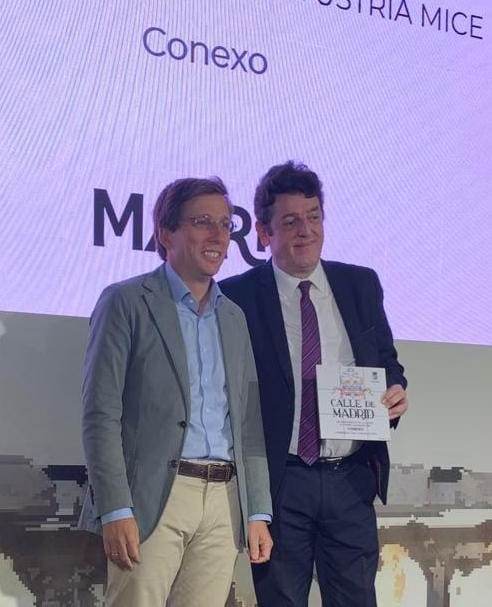 Eugenio de Quesada recibe el premio de manos de Martínez-Almeida