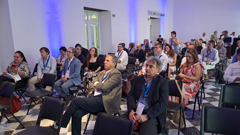 Los asistentes al congreso atienden a los ponentes